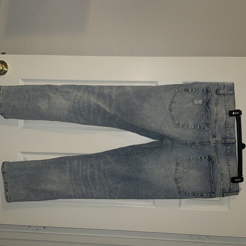 MENS 36X30 DISTRESSED LIGHT WASH JEANS - Picture 2 of 5